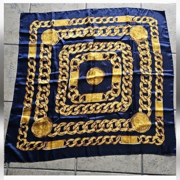 Gold Chain Pattern Scarf - Picture 4 of 10